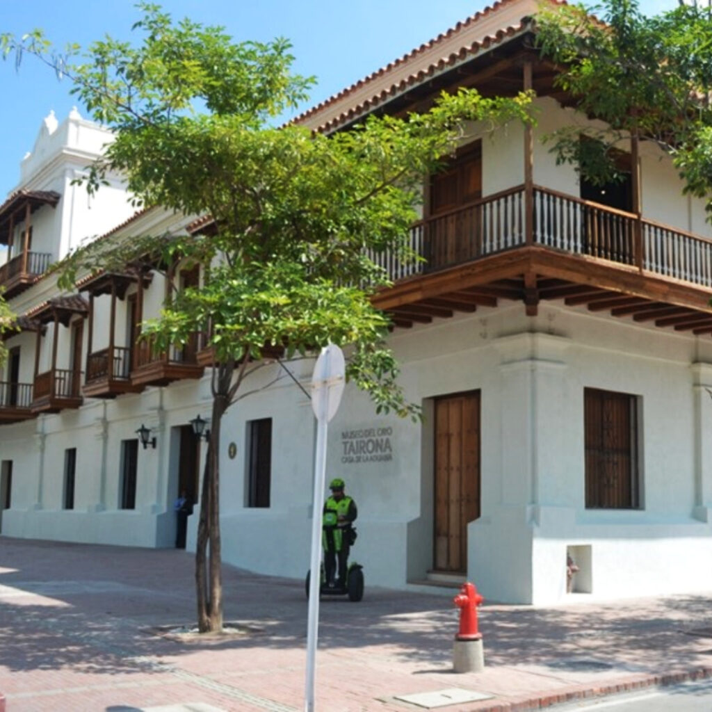 https://i1.wp.com/elvocerodelaprovincia.com/contenido/wp-content/uploads/2014/10/Csa%20de%20la%20Aduana%20Museo%20del%20Oro%20Tayrona.jpg?fit=1208%2C805